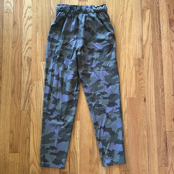Lululemon sz 4 Keep Moving Pants camo dusky lavender great pre owned condition - Picture 6 of 7